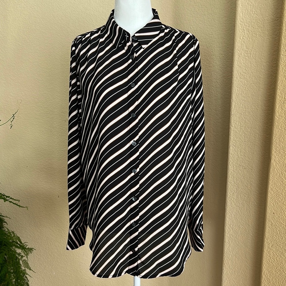 Ann Taylor top 100% polyester long sleeves in great condition. Size S